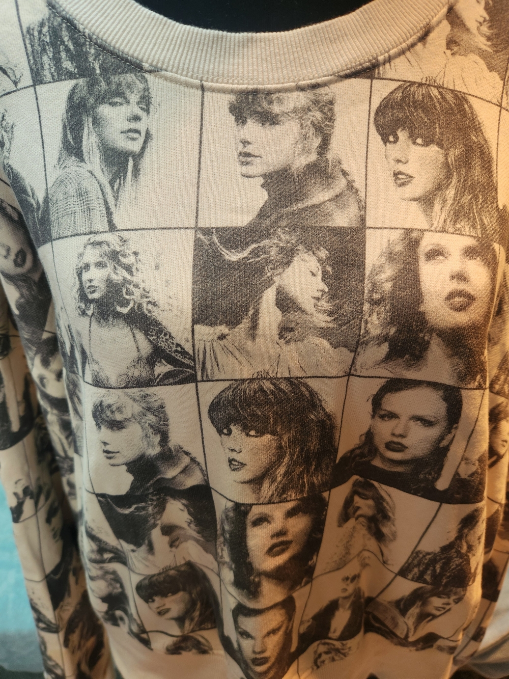 Taylor Swift Eras Tours Official Crewneck Sweatshirt - Black & Cream Large Good! - Picture 3 of 13
